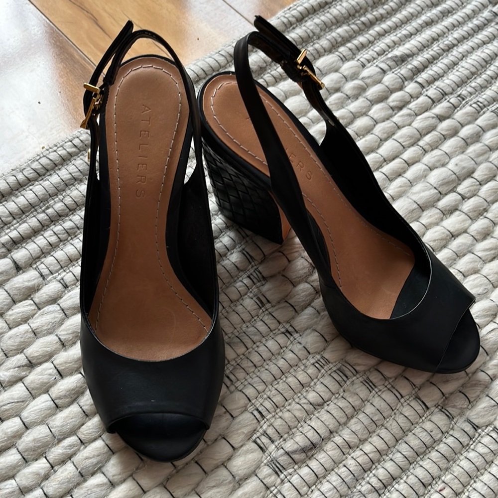 Ateliers sandals made from leather.